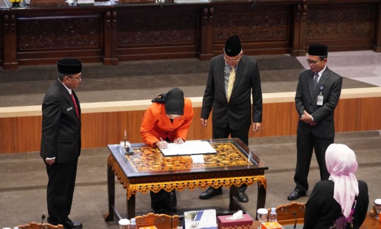 Ketua DPRD Sumsel, Hj. Anita Noeringhati, menandatangi usulan pembahasan Raperda pada Sidang Paripurna LX (60)