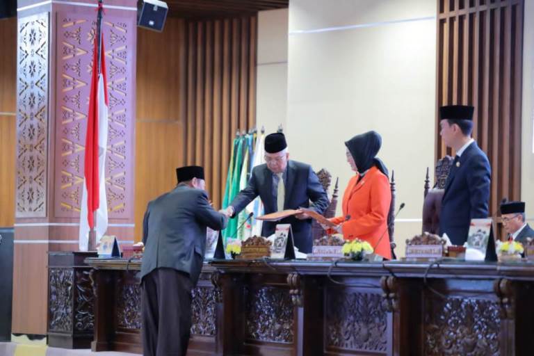 Wakil Gubernur Sumsel, Mawardi Yahya, menerima Sebelas Usulan Raperda dari Juru Bicara Badan Pembentukan Peraturan Daerah DPRD Sumsel, Solehan Ismail