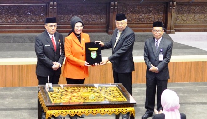 Ketua DPRD Sumsel bersama Wakil Gubernur Sumsel saat Sidang Paripurna LX (60).