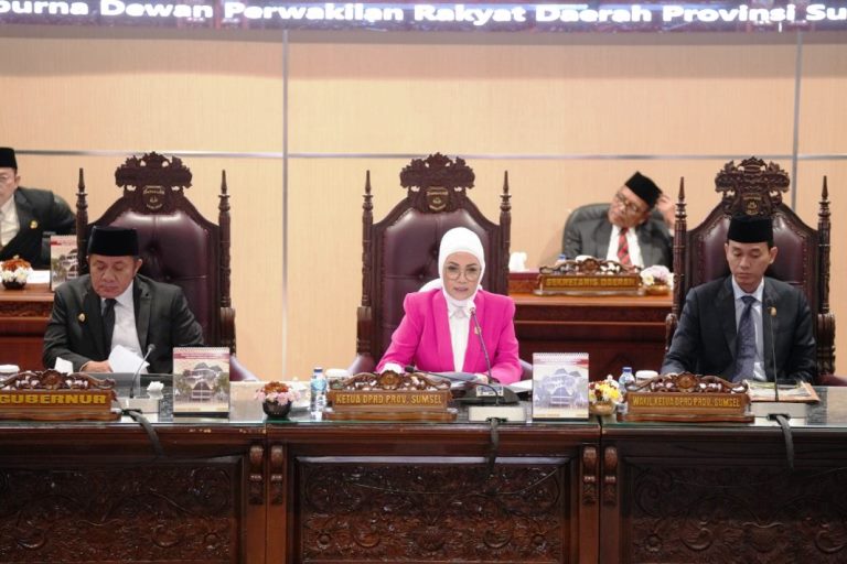 Ketua DPRD Sumsel, Hj. Anita Noeringhati, bersama Gubernur Sumsel di Rapat Paripurna LXI dengan Agenda penjelasan Gubernur Sumsel terkait empat Raperda usulan. (foto : Humas DPRD Sumsel)