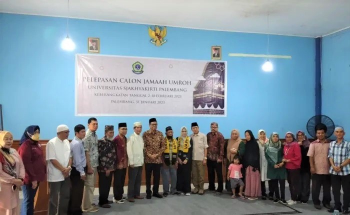 Pelepasan Calon Jama'ah Umroh Universitas Sjakhyakirti Palembang yang dilakukan pihak Yayasan dan Kampus di Jalan Sultan Muhammad Mansyur Palembang.