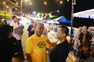 Pj. Bupati Kabupaten Musi Banyuasin, Apriyadi Mahmud, mengisi malam dengan mengunjungi Pusat Jajanan di area Kirab Sekayu, hari Sabtu malam tanggal 4 Januari 2023.