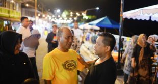 Pj. Bupati Kabupaten Musi Banyuasin, Apriyadi Mahmud, mengisi malam dengan mengunjungi Pusat Jajanan di area Kirab Sekayu, hari Sabtu malam tanggal 4 Januari 2023.