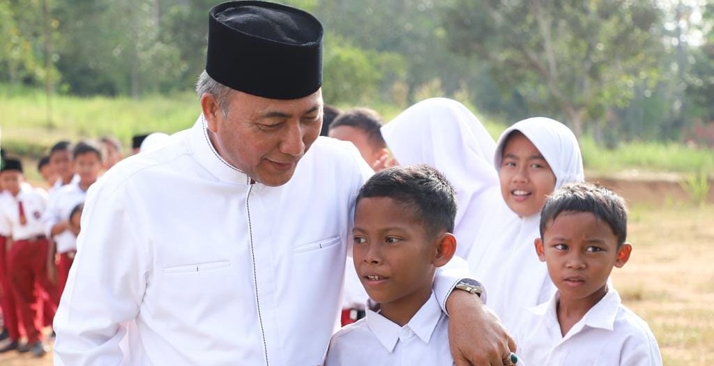 Pj. Bupati Kabupaten Musi Banyuasin, Apriyadi Mahmud, berdialog dengan siswa SD Negeri 2 Bayat Ilir, hari Selasa tanggal 14 Februari 2023.