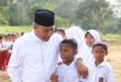 Pj. Bupati Kabupaten Musi Banyuasin, Apriyadi Mahmud, berdialog dengan siswa SD Negeri 2 Bayat Ilir, hari Selasa tanggal 14 Februari 2023.