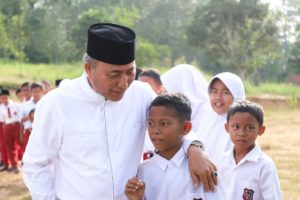 Pj. Bupati Kabupaten Musi Banyuasin, Apriyadi Mahmud, berdialog dengan siswa SD Negeri 2 Bayat Ilir, hari Selasa tanggal 14 Februari 2023.