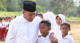 Pj. Bupati Kabupaten Musi Banyuasin, Apriyadi Mahmud, berdialog dengan siswa SD Negeri 2 Bayat Ilir, hari Selasa tanggal 14 Februari 2023.
