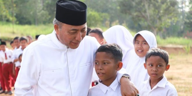 Pj. Bupati Kabupaten Musi Banyuasin, Apriyadi Mahmud, berdialog dengan siswa SD Negeri 2 Bayat Ilir, hari Selasa tanggal 14 Februari 2023.