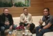Efriansyah dan Firsa yang merupakan Bakal Calon Bupati dan Wakil Bupati Kabupaten Musi Rawas Utara berbincang dengan Fauzi H. Amro, Anggota DPR Republik Indonesia.
