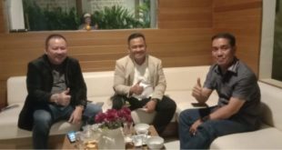 Efriansyah dan Firsa yang merupakan Bakal Calon Bupati dan Wakil Bupati Kabupaten Musi Rawas Utara berbincang dengan Fauzi H. Amro, Anggota DPR Republik Indonesia.