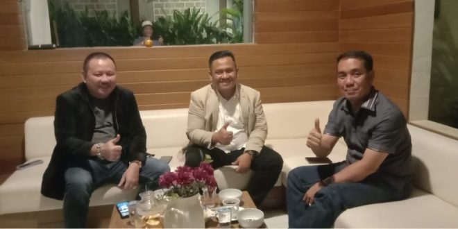 Efriansyah dan Firsa yang merupakan Bakal Calon Bupati dan Wakil Bupati Kabupaten Musi Rawas Utara berbincang dengan Fauzi H. Amro, Anggota DPR Republik Indonesia.