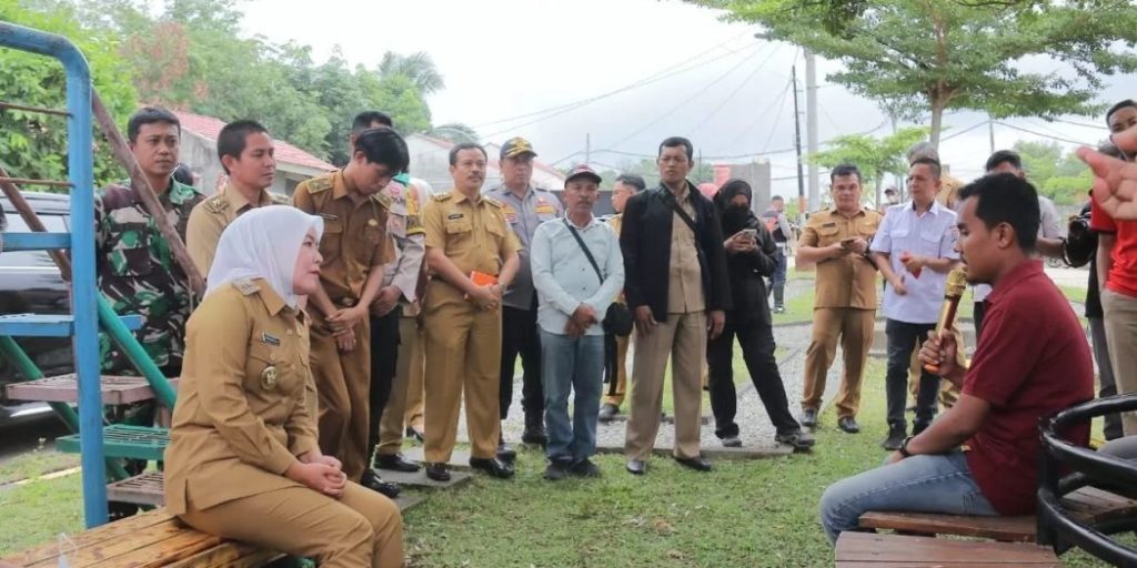 Wakil Wali Kota Palembang, Fitrianti Agustinda, bersama pihak Perumda Tirta Musi Palembang, saat mengunjungi Perumahan Surya Akbar Tanjung Barangan, hari Selasa tanggal 31 Januari 2023.