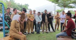 Wakil Wali Kota Palembang, Fitrianti Agustinda, bersama pihak Perumda Tirta Musi Palembang, saat mengunjungi Perumahan Surya Akbar Tanjung Barangan, hari Selasa tanggal 31 Januari 2023.