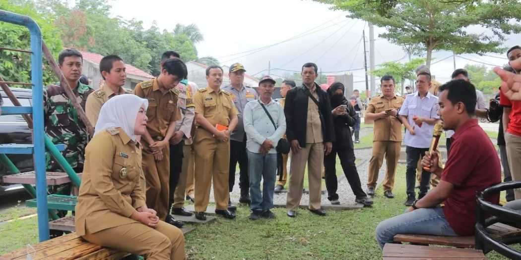 Wakil Wali Kota Palembang, Fitrianti Agustinda, bersama pihak Perumda Tirta Musi Palembang, saat mengunjungi Perumahan Surya Akbar Tanjung Barangan, hari Selasa tanggal 31 Januari 2023.