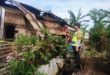 Petugas dari Polsek Jarai, sedang berada di lokasi rumah yang terbakar di Desa Aromantai, Kabupaten Lahat, hari Kamis tanggal 9 Februari 2023.