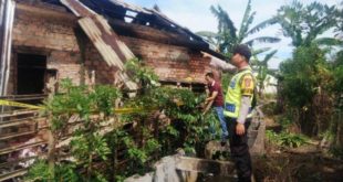 Petugas dari Polsek Jarai, sedang berada di lokasi rumah yang terbakar di Desa Aromantai, Kabupaten Lahat, hari Kamis tanggal 9 Februari 2023.