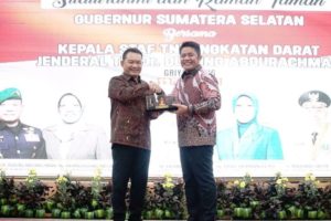 Gubernur Sumsel, Herman Deru, bersama Kepala Staf TNI Angkatan Darat, Jenderal TNI Dr. Dudung Abdurachman, saat Silaturahmi dan Ramah Tamah jajaran Forkopimda Sumsel di Griya Agung, Kota Palembang, hari Senin tanggal 13 Februari 2023. (foto : Humas Pemprov Sumsel)