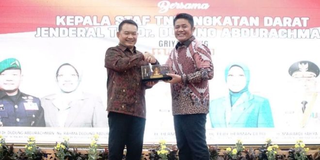 Gubernur Sumsel, Herman Deru, bersama Kepala Staf TNI Angkatan Darat, Jenderal TNI Dr. Dudung Abdurachman, saat Silaturahmi dan Ramah Tamah jajaran Forkopimda Sumsel di Griya Agung, Kota Palembang, hari Senin tanggal 13 Februari 2023. (foto : Humas Pemprov Sumsel)