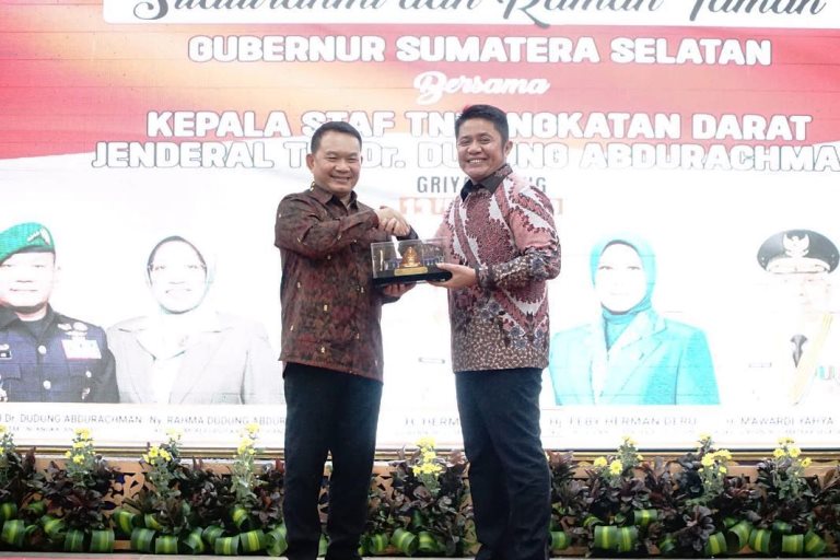 Gubernur Sumsel, Herman Deru, bersama Kepala Staf TNI Angkatan Darat, Jenderal TNI Dr. Dudung Abdurachman, saat Silaturahmi dan Ramah Tamah jajaran Forkopimda Sumsel di Griya Agung, Kota Palembang, hari Senin tanggal 13 Februari 2023. (foto : Humas Pemprov Sumsel)