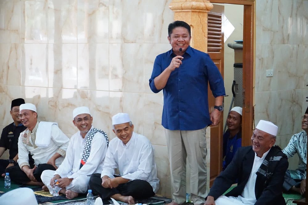Gubernur Sumatera Selatan, Herman Deru, saat memberikan kata sambutan pada kegiatan Safari Jum'at di Masjid Al Ikhlas, Tanjung Rawo, Kelurahan Bukit Lama, Kecamatan Ilir Barat I Kota Palembang, hari Jum'at tanggal 17 Februari 2023. (foto : Humas Pemprov Sumsel)