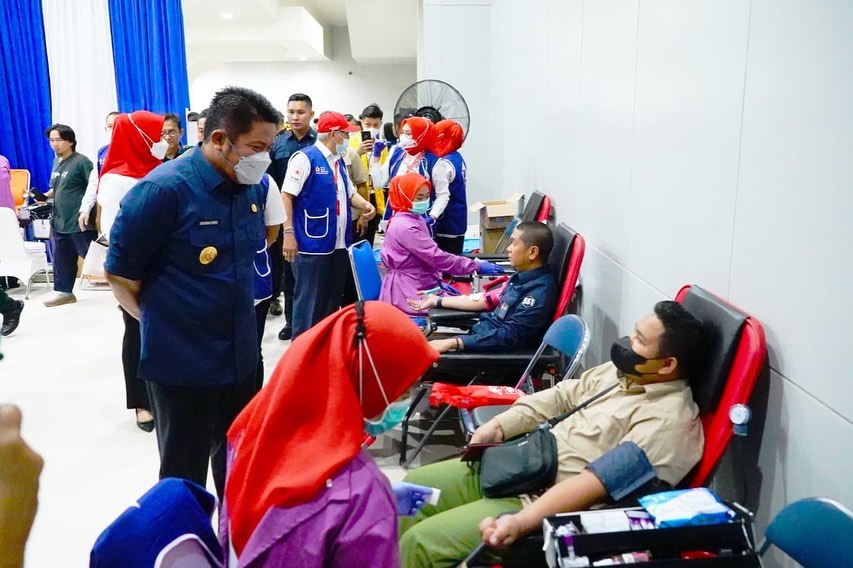 Gubernur Sumsel, Herman Deru, menyaksikan kegiatan Donor Darah yang digelar oleh PMI Sumsel bersama IKAPPI Sumsel, di Stasiun LRT Ampera, tanggal 14 Februari 2023. (foto : Humas Pemprov Sumsel)