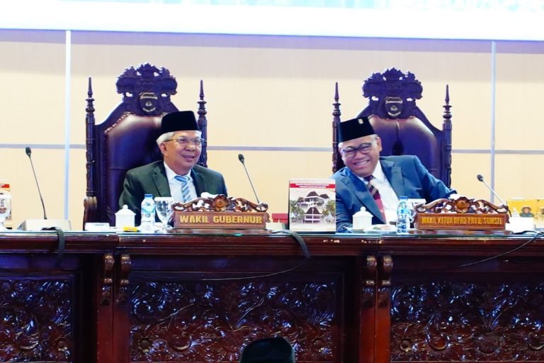 Wakil Ketua DPRD Sumsel, Giri Ramanda, bersama Wakil Gubernur Sumsel, Mawardi Yahya, saat menghadiri Rapat Paripurna ke 61 di Ruang Rapat Paripurna DPRD Sumsel, hari Senin tanggal 13 Februari 2023. (foto : Humas DPRD Sumsel)