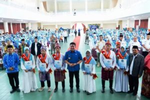 Gubernur Sumsel, Herman Deru, bersama peserta wisuda Tahfidz VII Fakultas Ilmu Tarbiyah dan Keguruan Universitas Islam Negeri Raden Fatah Palembang, hari Rabu tanggal 15 Februari 2023. (foto : Humas Pemprov Sumsel)