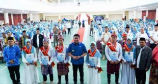 Gubernur Sumsel, Herman Deru, bersama peserta wisuda Tahfidz VII Fakultas Ilmu Tarbiyah dan Keguruan Universitas Islam Negeri Raden Fatah Palembang, hari Rabu tanggal 15 Februari 2023. (foto : Humas Pemprov Sumsel)