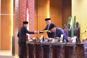 Anggota DPRD Sumsel dari Fraksi PDI Perjuangan, Dedi Sipriyanto, menyerahkan Pemandangan Umum Fraksi PDI Perjuangan kepada Wakil Gubernur Sumsel saat Rapat Paripurna tanggal 13 Februari 2023. (foto : Humas DPRD Sumsel)