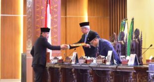 Anggota DPRD Sumsel dari Fraksi PDI Perjuangan, Dedi Sipriyanto, menyerahkan Pemandangan Umum Fraksi PDI Perjuangan kepada Wakil Gubernur Sumsel saat Rapat Paripurna tanggal 13 Februari 2023. (foto : Humas DPRD Sumsel)