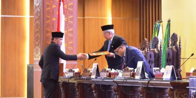 Anggota DPRD Sumsel dari Fraksi PDI Perjuangan, Dedi Sipriyanto, menyerahkan Pemandangan Umum Fraksi PDI Perjuangan kepada Wakil Gubernur Sumsel saat Rapat Paripurna tanggal 13 Februari 2023. (foto : Humas DPRD Sumsel)