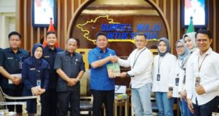 Gubernur Sumsel, Herman Deru, saat menerima audiensi dari Permodalan Nasional Madani (PNM) Cabang Palembang, di ruang tamu Gubernur, hari Kami stanggal 16 Februari 2023. (foto : Humas Pemprov Sumsel)