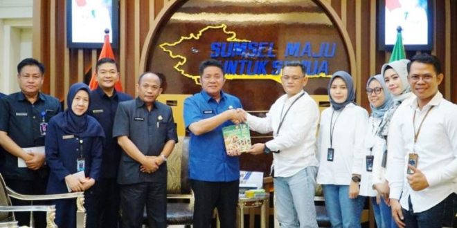 Gubernur Sumsel, Herman Deru, saat menerima audiensi dari Permodalan Nasional Madani (PNM) Cabang Palembang, di ruang tamu Gubernur, hari Kami stanggal 16 Februari 2023. (foto : Humas Pemprov Sumsel)