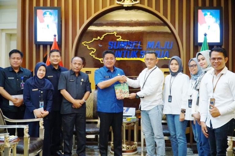 Gubernur Sumsel, Herman Deru, saat menerima audiensi dari Permodalan Nasional Madani (PNM) Cabang Palembang, di ruang tamu Gubernur, hari Kami stanggal 16 Februari 2023. (foto : Humas Pemprov Sumsel)
