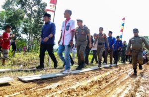 Gubernur Sumsel, Herman Deru, bersama rombongan, meninjau pembangunan Ponpes Baitul Huda di Desa Sukaraya, Kecamatan STL Ulu Terawas, Kabupaten Musi Rawas, hari Minggu tanggal 26 Februari 2023.