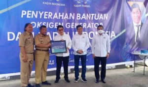 Ketua KADIN Indonesia, M. Arsjad Rasjid, didampingi Ketua KADIN Sumsel, Affandi Udji, menyerahkan secara simbolis bantuan satu unit oksigen generator kepada RSUD Fatimah, hari Senin tanggal 6 Februari 2023.