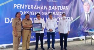 Ketua KADIN Indonesia, M. Arsjad Rasjid, didampingi Ketua KADIN Sumsel, Affandi Udji, menyerahkan secara simbolis bantuan satu unit oksigen generator kepada RSUD Fatimah, hari Senin tanggal 6 Februari 2023.