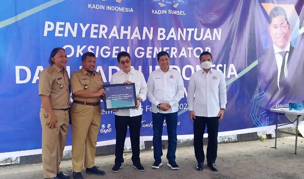 Ketua KADIN Indonesia, M. Arsjad Rasjid, didampingi Ketua KADIN Sumsel, Affandi Udji, menyerahkan secara simbolis bantuan satu unit oksigen generator kepada RSUD Fatimah, hari Senin tanggal 6 Februari 2023.