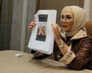 Hj. Anita Noeringhati, Ketua DPRD Sumsel, saat memberikan keterangan kepada wartawan perihal pencatutan namanya pada odus Penipuan Bantuan rehab Mushollah, di Gedung DPRD Sumsel, hari Jum'at tanggal 10 Februari 2023.