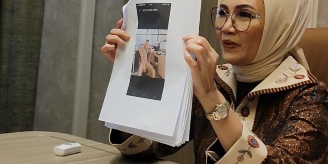 Hj. Anita Noeringhati, Ketua DPRD Sumsel, saat memberikan keterangan kepada wartawan perihal pencatutan namanya pada odus Penipuan Bantuan rehab Mushollah, di Gedung DPRD Sumsel, hari Jum'at tanggal 10 Februari 2023.