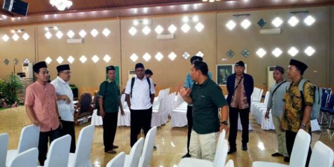 Pengurus PCNU Kota Palembang meninjau persiapan Resepsi Satu Abad NU di Graha Bandara Insani, pada hari Jum'at tanggal 17 Februari 2023.