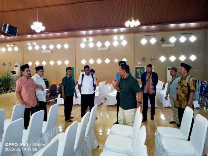 Pengurus PCNU Kota Palembang meninjau persiapan Resepsi Satu Abad NU di Graha Bandara Insani, pada hari Jum'at tanggal 17 Februari 2023.