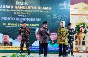 Ketua Pengurus Wilayah Nahdlatul Ulama (PWNU) Provinsi Sumatera Selatan, K.H. Amiruddin Nahrawi, bersama Ketua DPRD Sumsel, Hj. Anita Noeringhati, di Graha Bandara Insani dalam rangka Resepsi Satu Abad NU Tingkat Kota Palembang, hari Jum'at atnggal 17 Februari 2023.