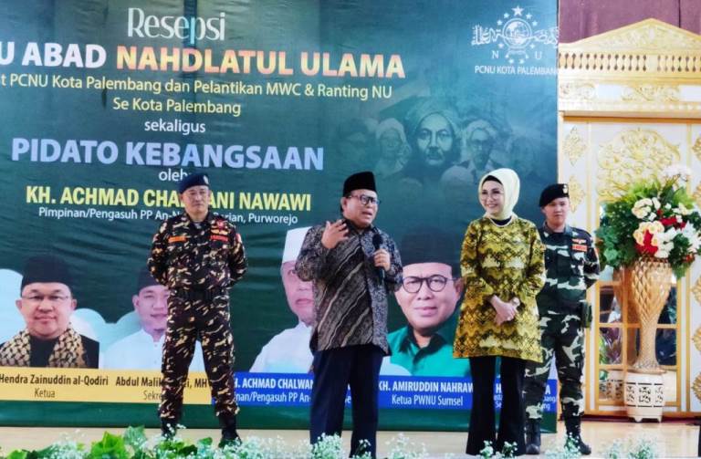 Ketua Pengurus Wilayah Nahdlatul Ulama (PWNU) Provinsi Sumatera Selatan, K.H. Amiruddin Nahrawi, bersama Ketua DPRD Sumsel, Hj. Anita Noeringhati, di Graha Bandara Insani dalam rangka Resepsi Satu Abad NU Tingkat Kota Palembang, hari Jum'at atnggal 17 Februari 2023.