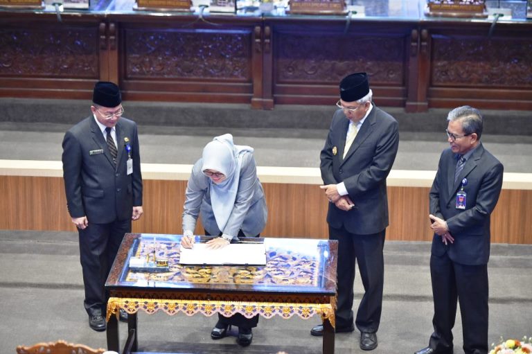 Wakil Ketua DPRD Sumsel, Kartika Sandra Desi, dan Wakil Gubernur Sumsel, Mawardi Yahya, saat Rapat Paripurna LXI DPRD Sumsel dengan agenda Tanggapan dan Jawaban Gubernur atas Pandangan Umum Fraksi-Fraksi DPRD Sumsel terhadap Empat Raperda di Ruang Rapat Paripurna DPRD Sumsel, hari Senin tanggal 20 Februari 2023. (foto : Humas DPRD Sumsel)