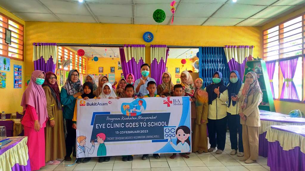 PT. Bukit Asam Tbk (PTBA) bekerja sama dengan RS. Bukit Asam Medika (RS BAM) menggelar kegiatan Eye Clinic Go to School pada 13-23 Februari 2023. Kegiatan ini meliputi pemeriksaan virus mata serta konsultasi bagi siswa dan siswi Sekolah Dasar.