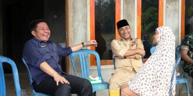 Gubernur Sumatera Selatan, Herman Deru, didampingi Pj. Bupati Muba, berdialog dengan warga Kecamatan Lalan, pada hari Selasa tanggal 31 Januari 2023.