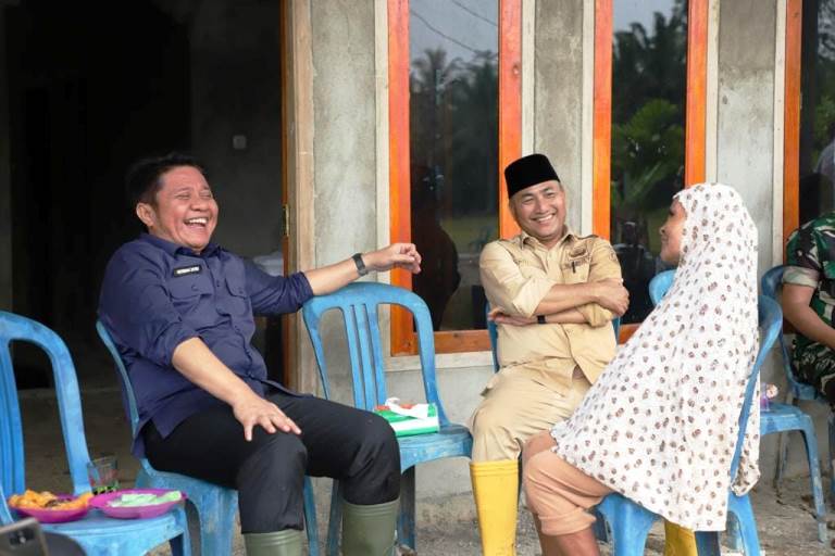 Gubernur Sumatera Selatan, Herman Deru, didampingi Pj. Bupati Muba, berdialog dengan warga Kecamatan Lalan, pada hari Selasa tanggal 31 Januari 2023.