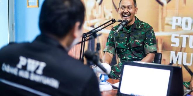Dandim 0401 Muba, Letkol Arm Dede Sudrajat, saat menghadiri Podcast dengan tema Manunggal Masuk Desa Sejahterakan Rakyat yang dipandu oleh Yohandes atau yang lebih dikenal namanya bang Jay, pada hari Jumat tanggal 03 Februari 2023 di gedung Persatuan Wartawan Indonesia Kabupaten Muba.