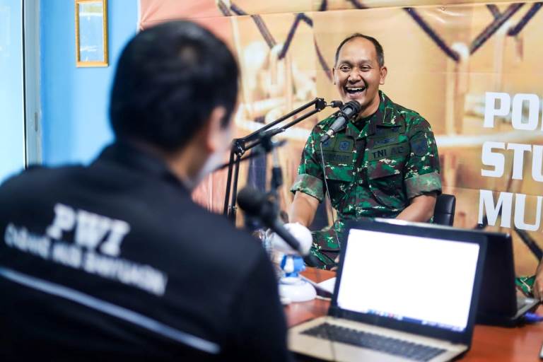 Dandim 0401 Muba, Letkol Arm Dede Sudrajat, saat menghadiri Podcast dengan tema Manunggal Masuk Desa Sejahterakan Rakyat yang dipandu oleh Yohandes atau yang lebih dikenal namanya bang Jay, pada hari Jumat tanggal 03 Februari 2023 di gedung Persatuan Wartawan Indonesia Kabupaten Muba.